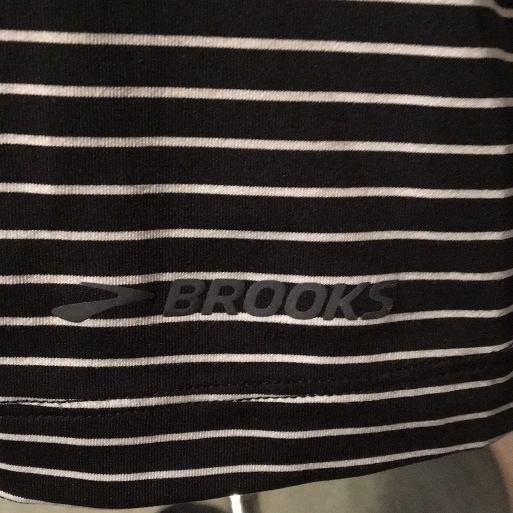 Brooks athletic top Size Medium - Picture 3 of 6